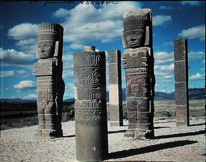 Les colonnes atlantes au sommet de la Pyramide B, Précolombien